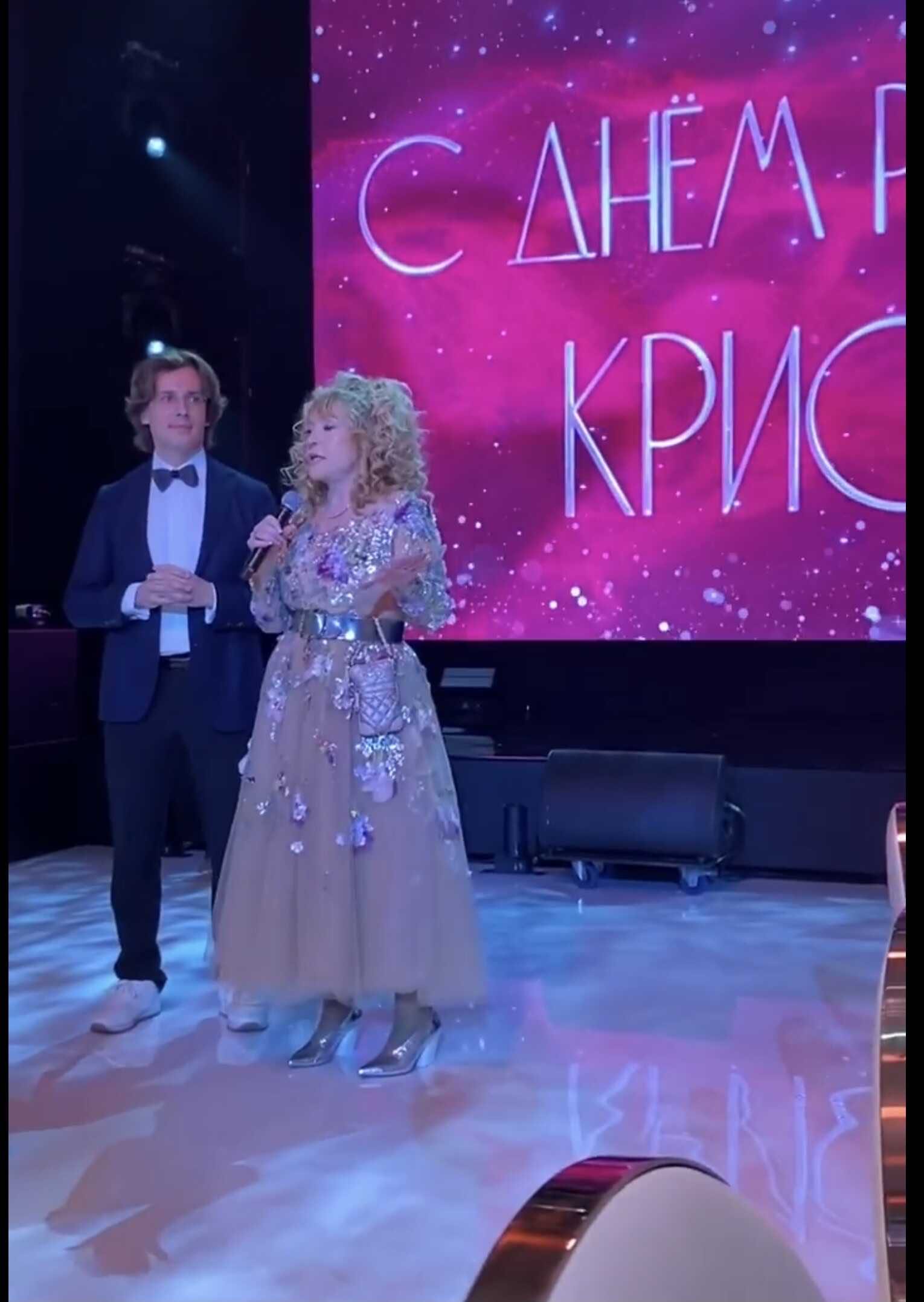 «Золушка на балу»: Алла Пугачева в пышном платье отправилась на день рождения Кристины Орбакайте