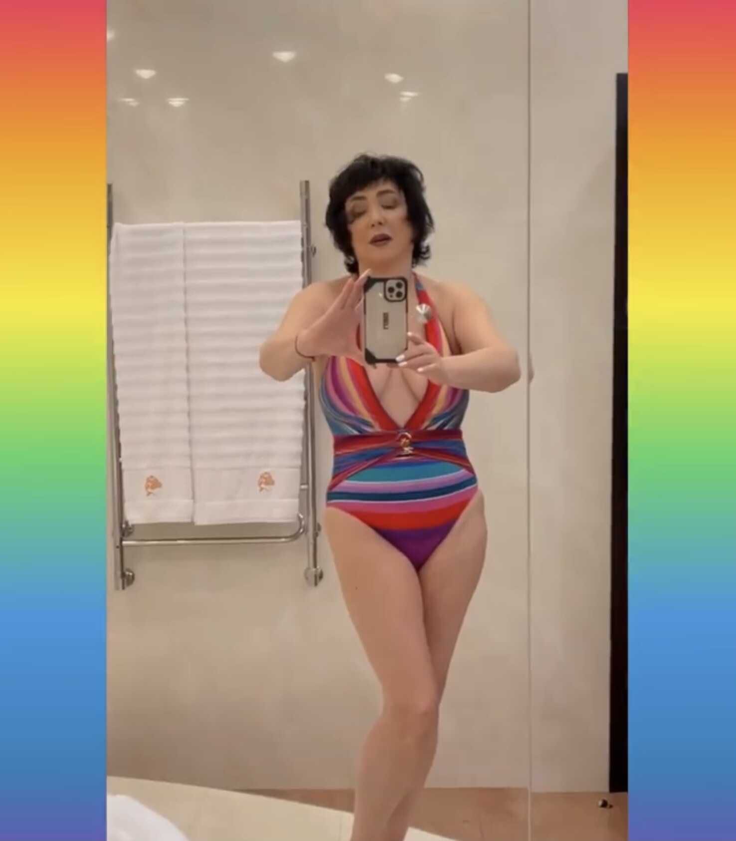 Лолита в провокационном купальнике попросила называть себя гей-иконой