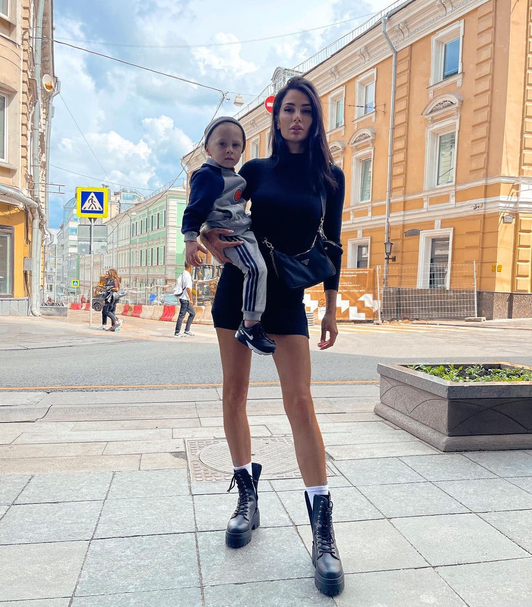 Саша Кабаева с сыном Демидом отдохнула на даче с родителями нового возлюбленного