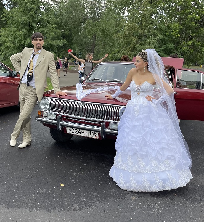 Известный секс-коуч Екатерина Бибишева отмечала годовщину свадьбы в стиле лихих 90-х