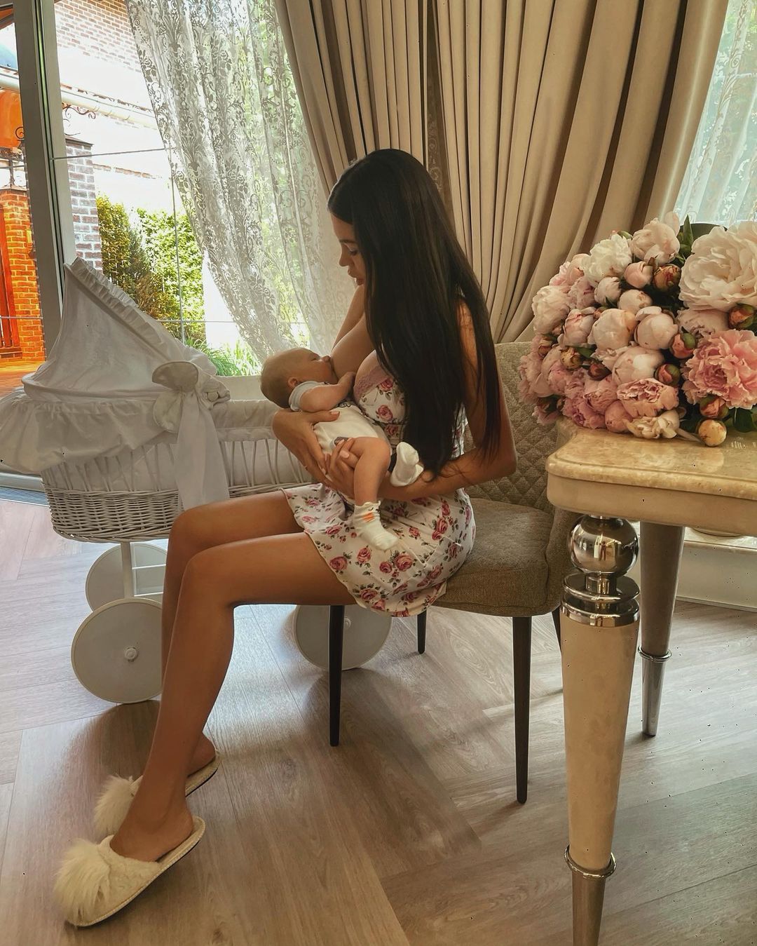 Популярную блогершу раскритиковали за слишком откровенные фото кормления младенца