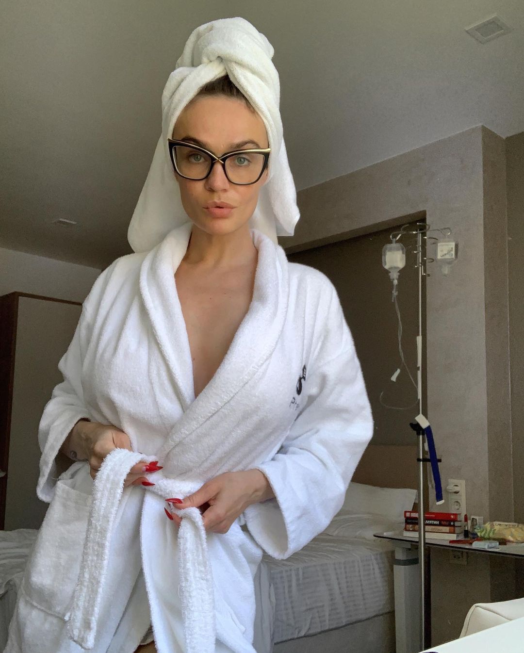 Алёна Водонаева устроила эротическую фотосессию, находясь в больнице