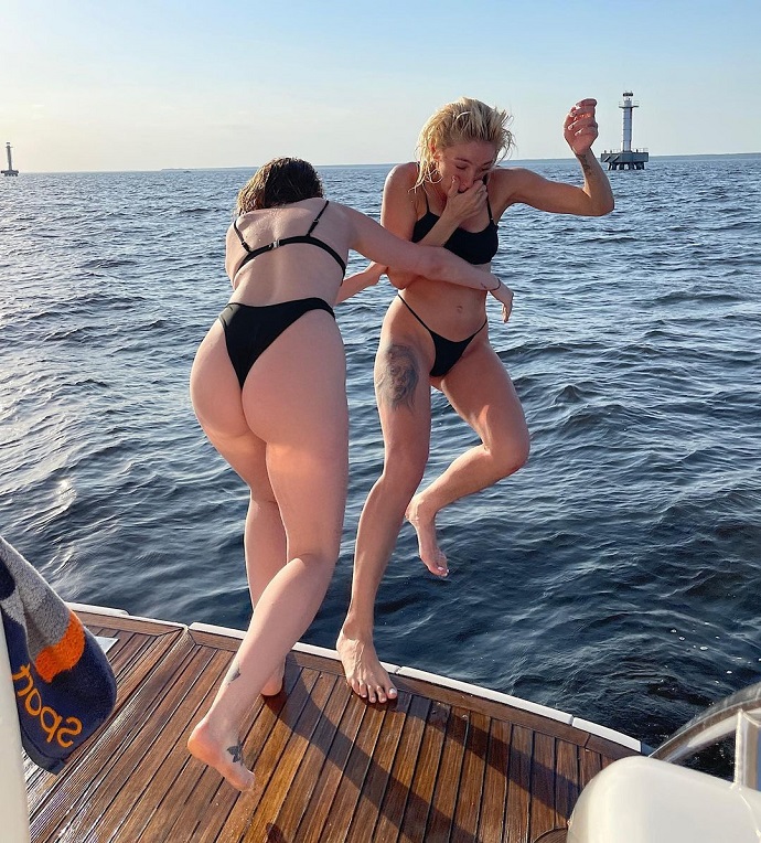 «Какие попки»: Настя Ивлеева с подружкой порезвились в бикини во время прогулки на катере