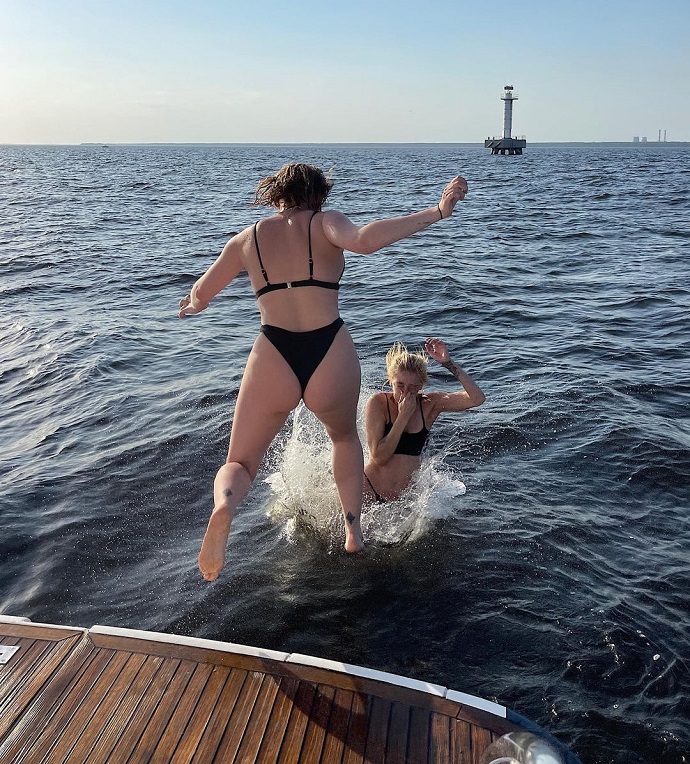 «Какие попки»: Настя Ивлеева с подружкой порезвились в бикини во время прогулки на катере