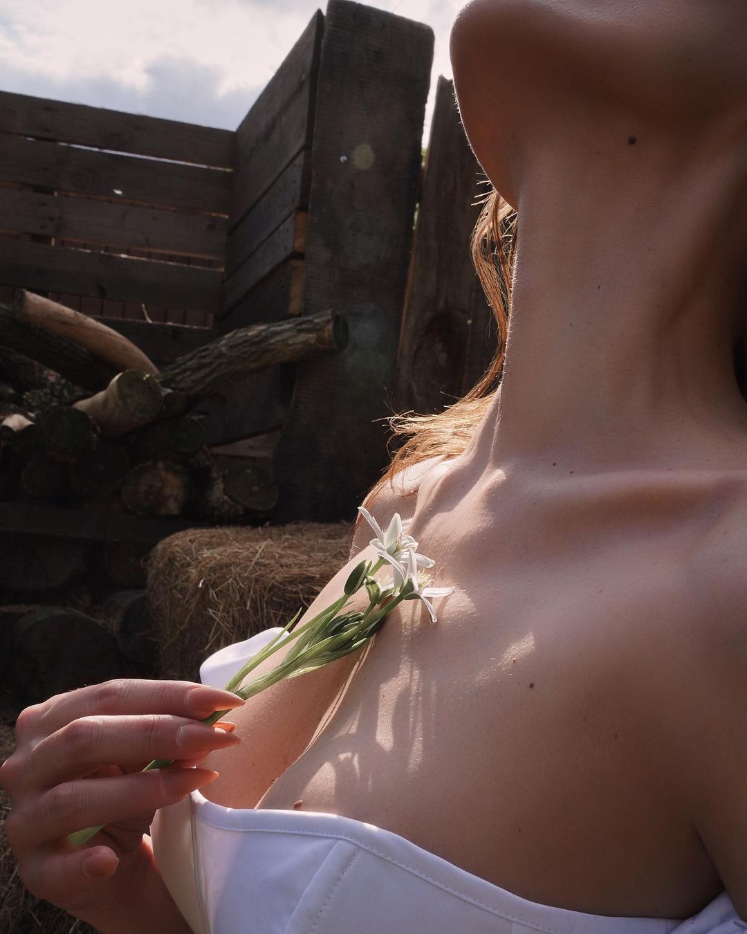 Алёна Водонаева устроила эротическую фотосессию в деревне