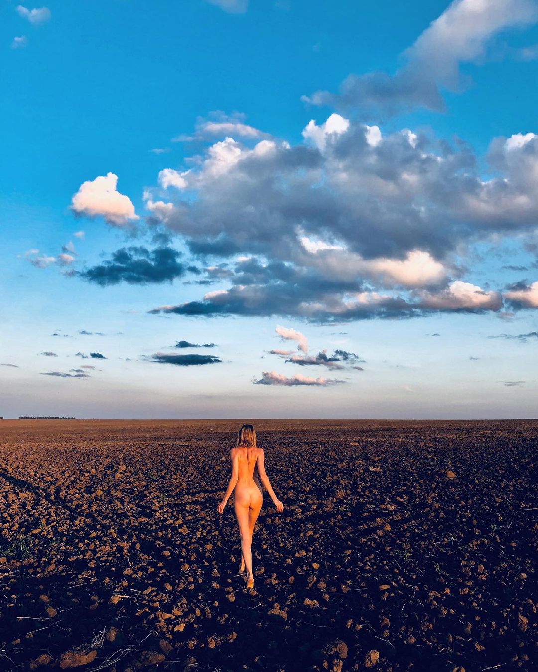 Максим Виторган прокомментировал фото полностью голой Любови Толкалиной в перекопаном поле
