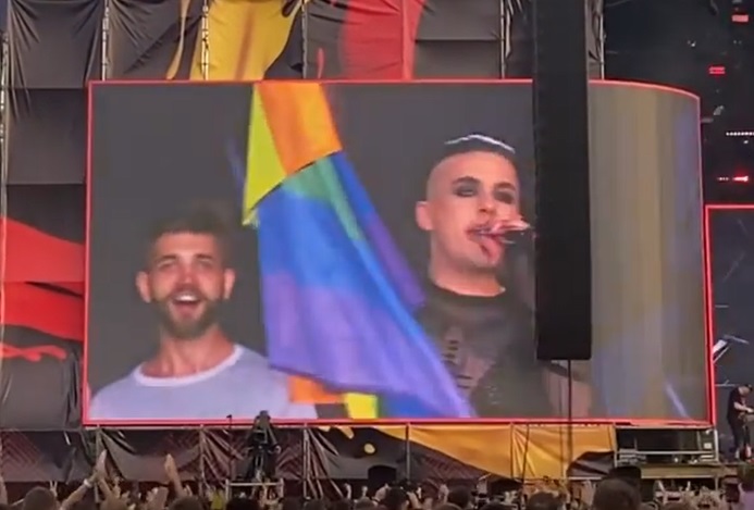 Украинский участник Евровидения признался, что он гей, прилюдно расцеловавшись со своим бойфрендом