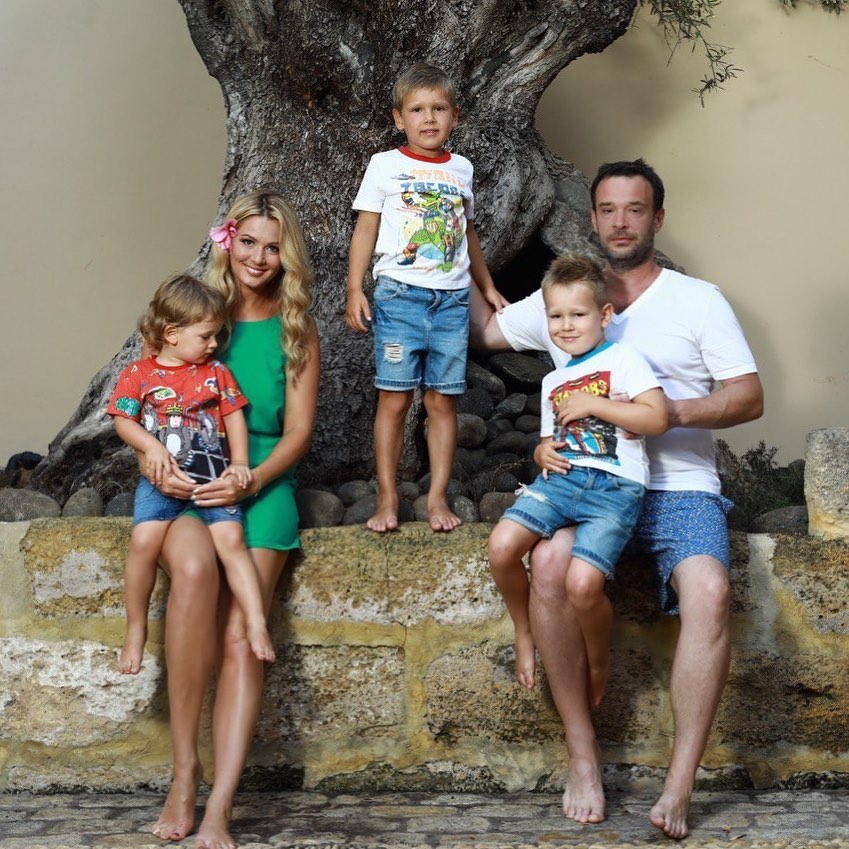 Мария Кожевникова впервые за время ведения Инстаграм опубликовала семейный снимок с мужем и тремя сыновьям