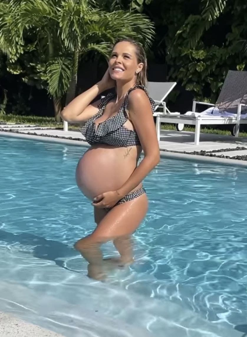 Мария Горбань сделала фотосессию в купальнике на заключительных днях беременности