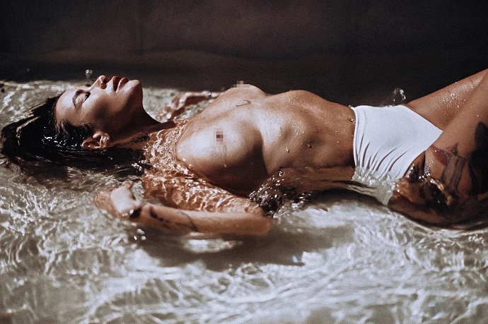 Айза Долматова развлекается фотографированием своего обнаженного тела