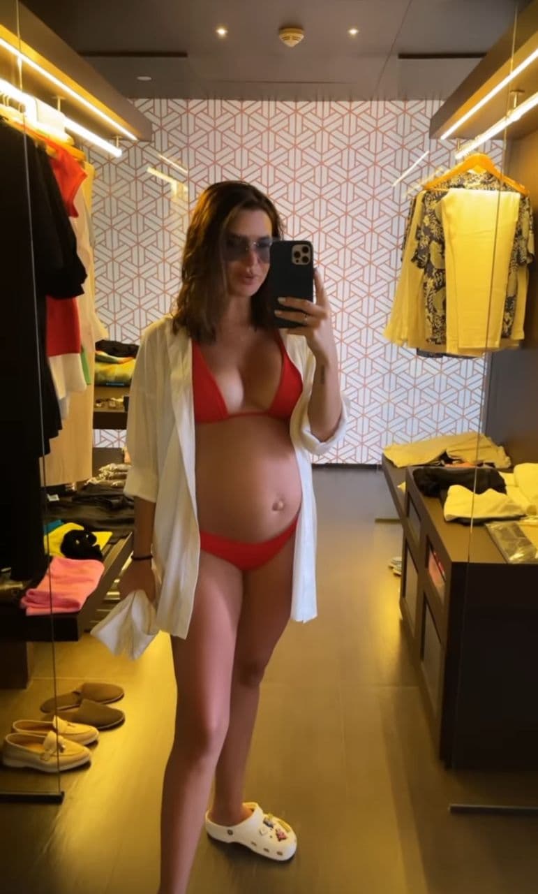 "Без трусов выйти": Катя Жужа на отдыхе подпитывается хейтерскими комментариями, демонстрируя огромный беременный живот