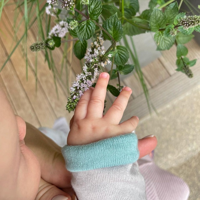 Лысенькая и пухленькая: Альбина Джанабаева впервые показала лицо дочери Агаты Лысенькая и пухленькая: Альбина Джанабаева впервые показала лицо дочери Агаты