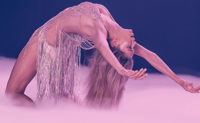 &laquo;Ну, нет на мне трусов!&raquo;: Вера Брежнева, наконец, показало свое &laquo;голое&raquo; платье со всех сторон