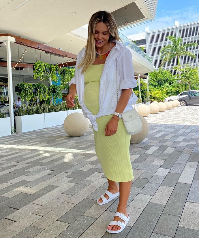 Рейтинг дня: глубоко беременная Мария Горбань отправилась на прогулку в стильном наряде