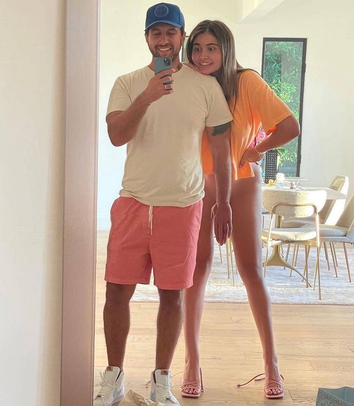 Автор «Дневника хача» Амиран Сардаров неудачно пошутил, опубликовав фото голой внучки Президента Узбекистана Автор «Дневника хача» Амиран Сардаров неудачно пошутил, опубликовав фото голой внучки Президента Узбекистана