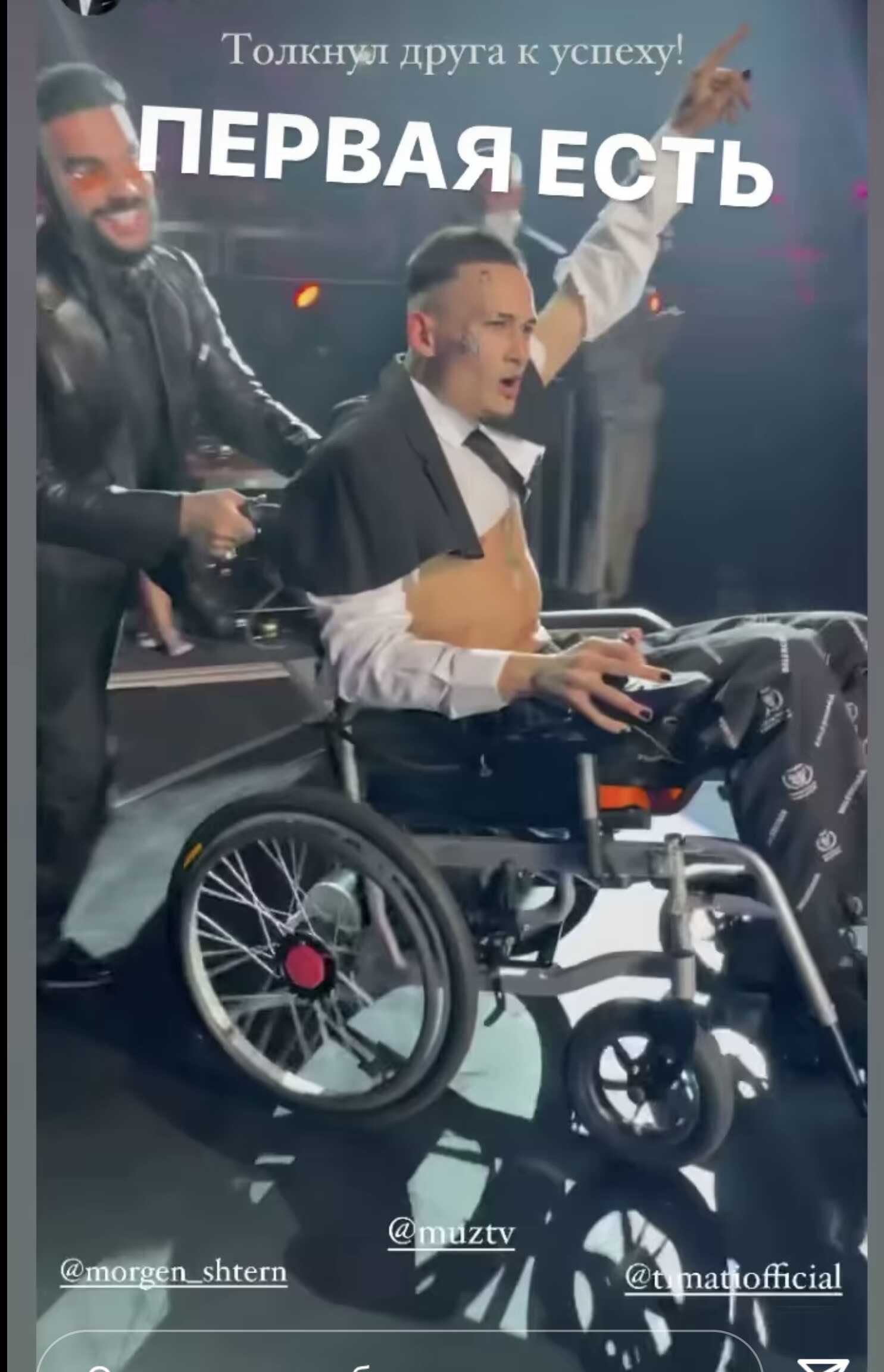 "Очень добрый": Моргенштерн подарил инвалидную коляску, нуждающемуся в ней подростку
