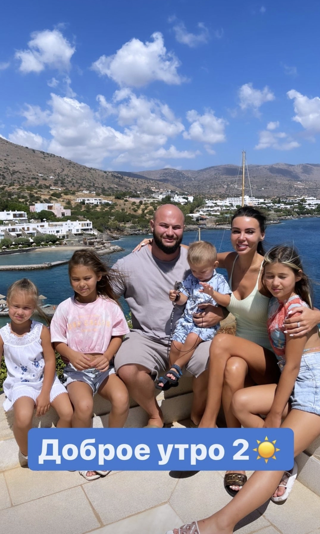 Оксана Самойлова выбирает сексуальные купальники для отдыха в Греции