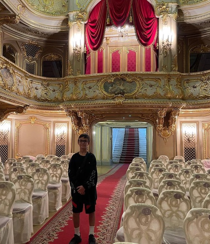 Внешний вид: Алёна Водонаева посетила театр в компании сына, выбрав довольно сексуальный наряд
