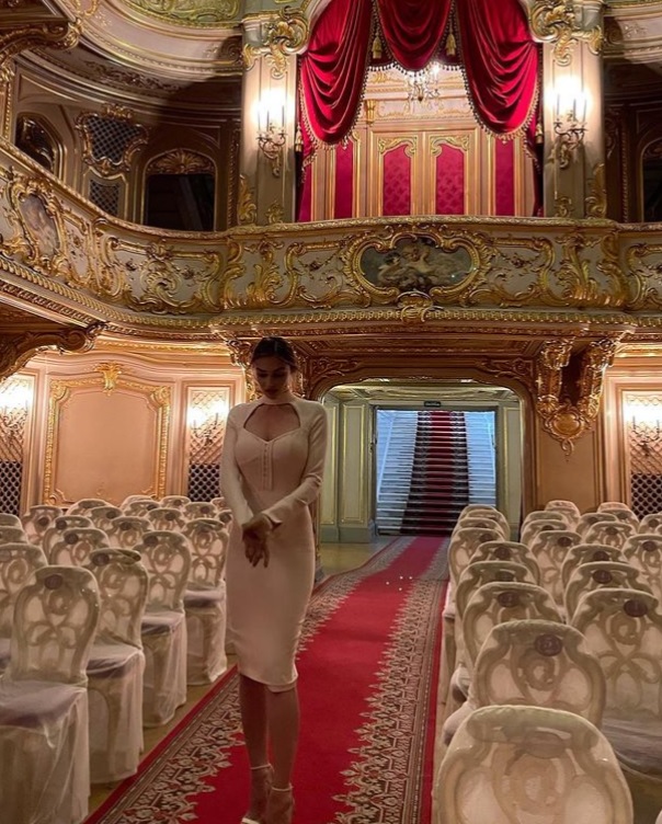 Внешний вид: Алёна Водонаева посетила театр в компании сына, выбрав довольно сексуальный наряд