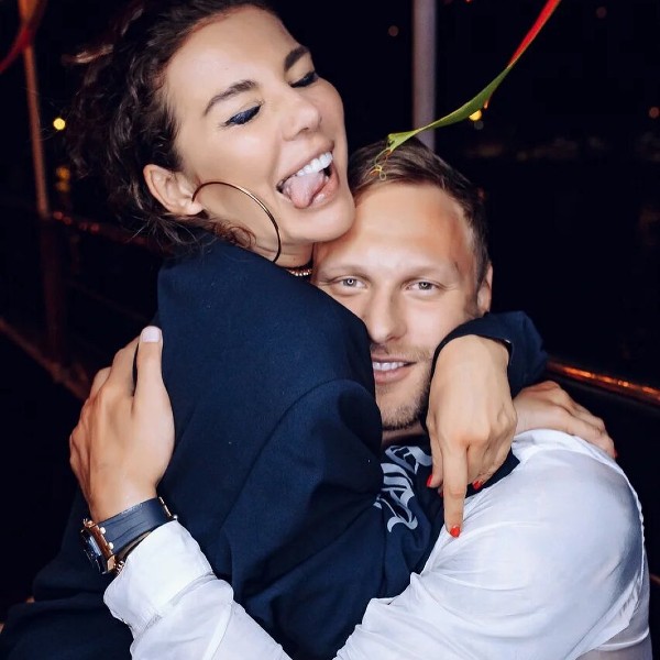 Анна Седокова, наконец, смогла утонуть в объятиях "нянечки" Яниса Тимма