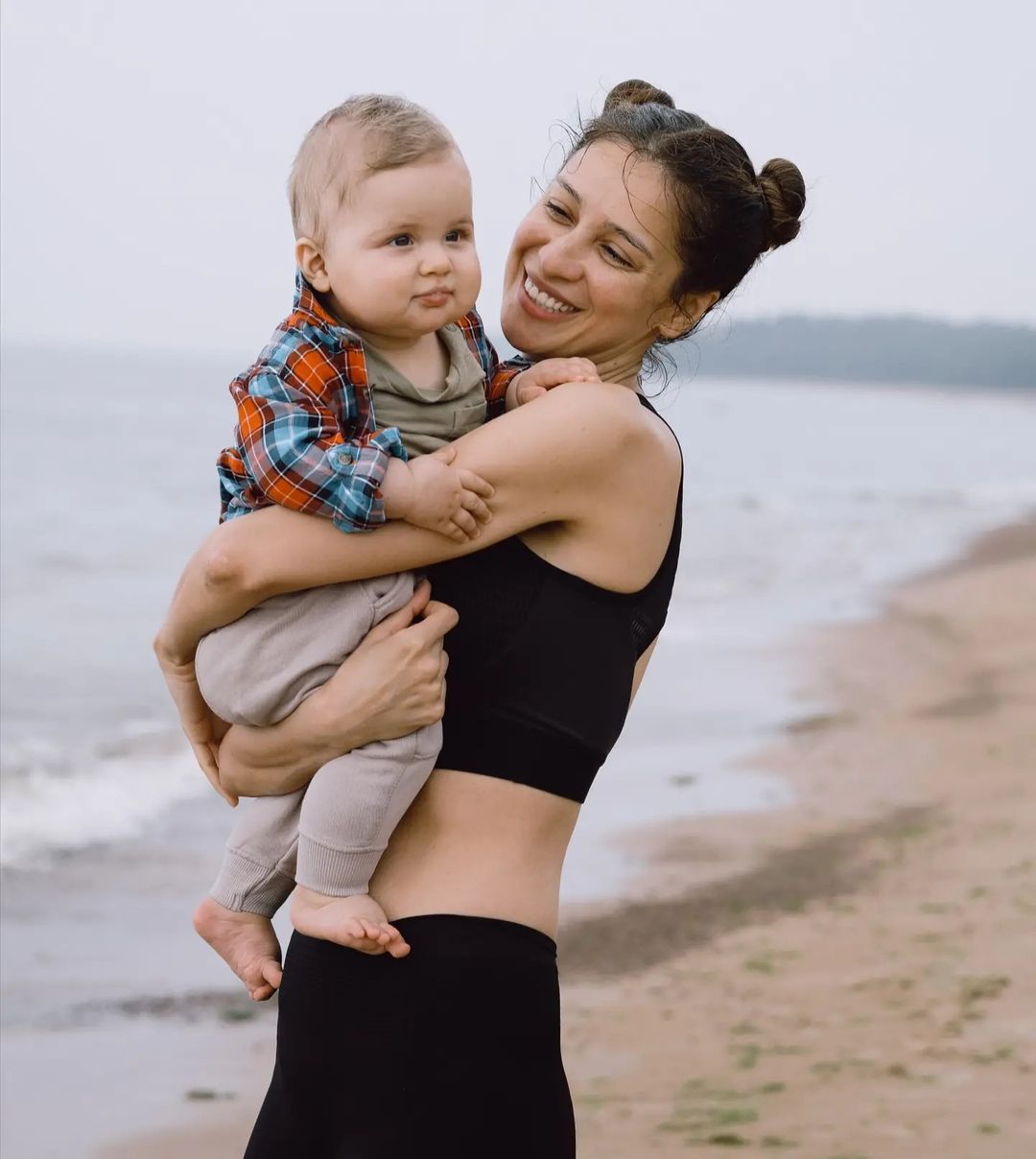 Актриса Равшана Куркова стала мамой. Она год скрывала сына