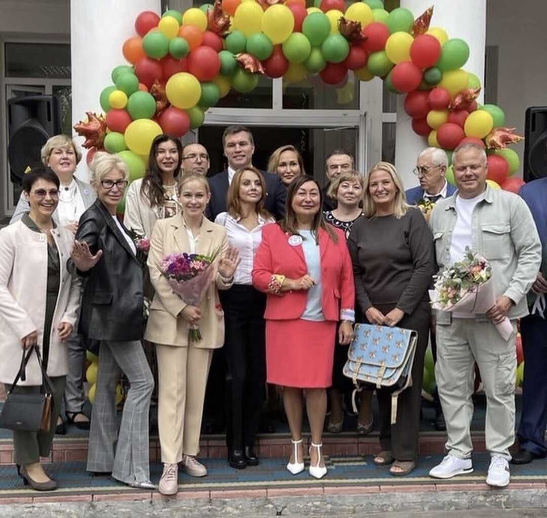 Выйдя из месячной комы две недели назад, певица МакSим пришла на школьную линейку