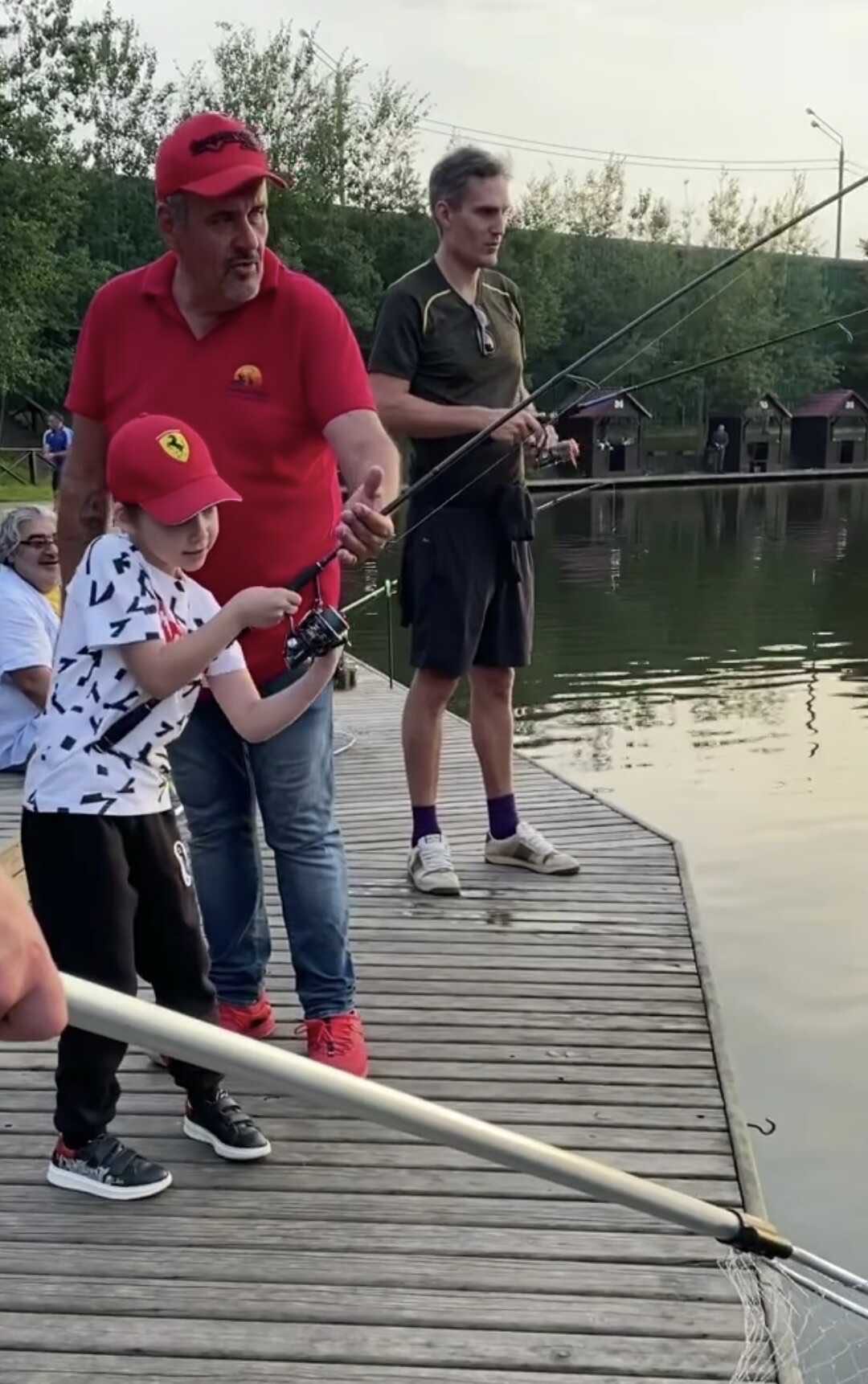 Алла Пугачева в ярких брюках и модном худи отправилась на рыбалку с семьей