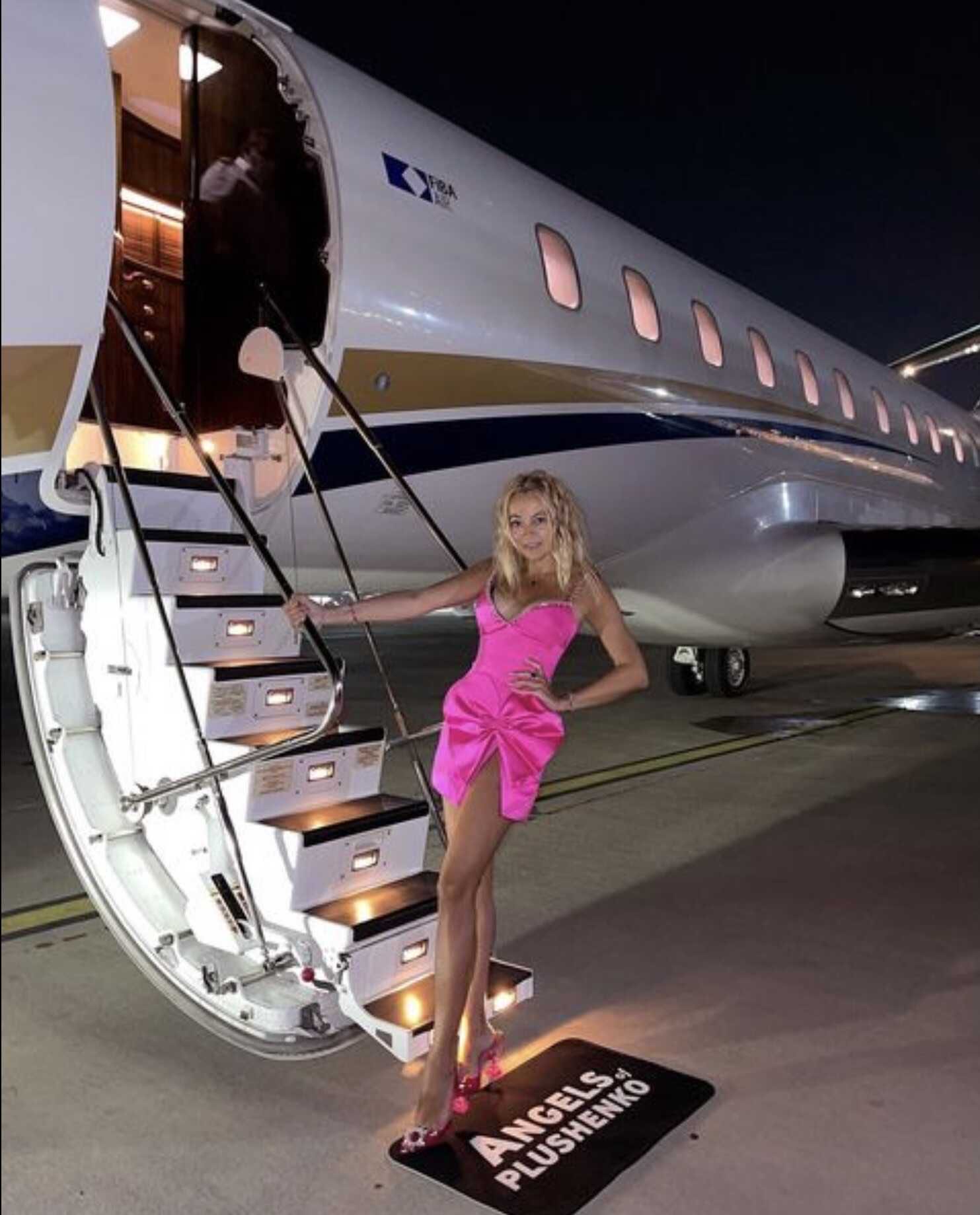 Яна Рудковская с растрёпанными грязными волосами спешно покинула Москву на частном самолёте