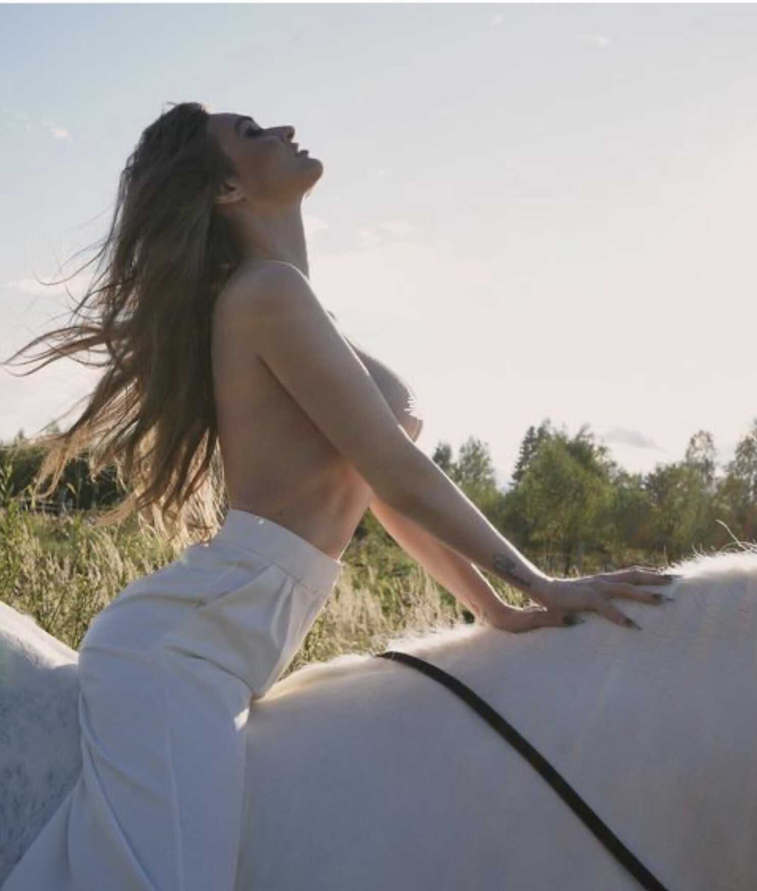 Алена Водонаева, полностью обнажив грудь, ездила по лесу на лошади, преследуя тайный умысел