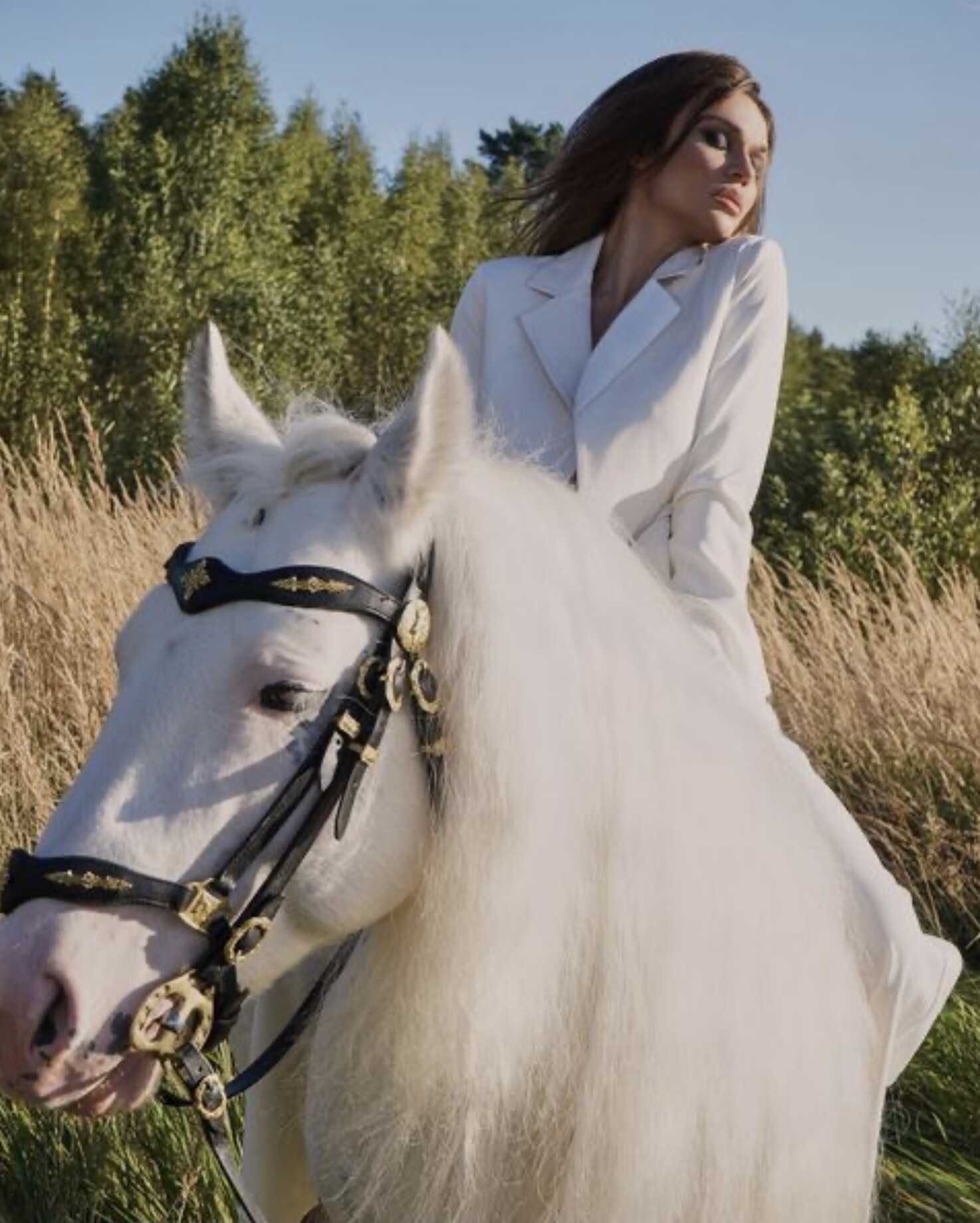 Алена Водонаева, полностью обнажив грудь, ездила по лесу на лошади, преследуя тайный умысел