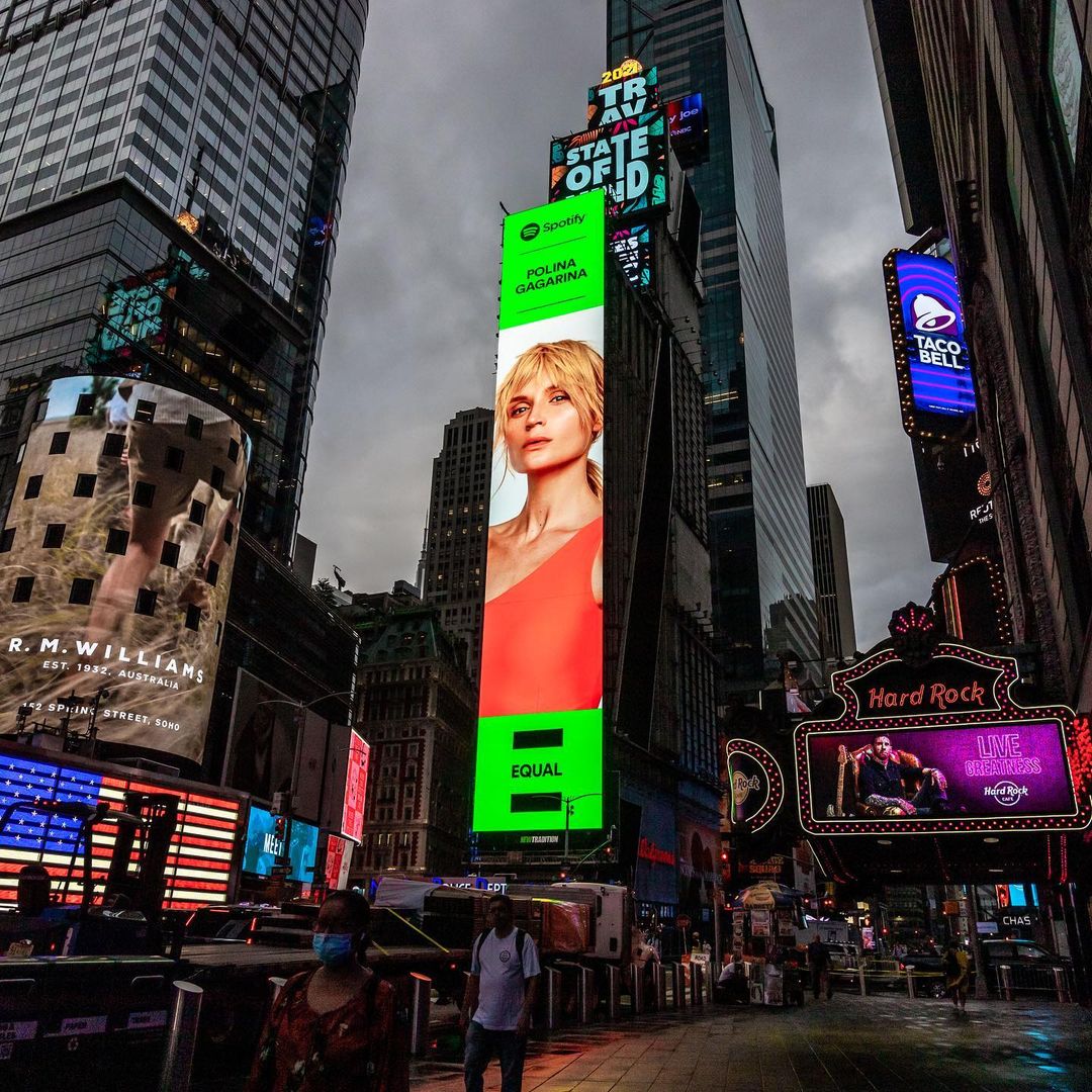 На Times Square появился огромный билборд с Полиной Гагариной