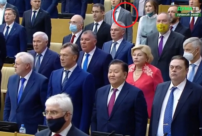 Анатолий Вассерман снял жилетку и потерялся во время исполнения Гимна России в Государственной думе