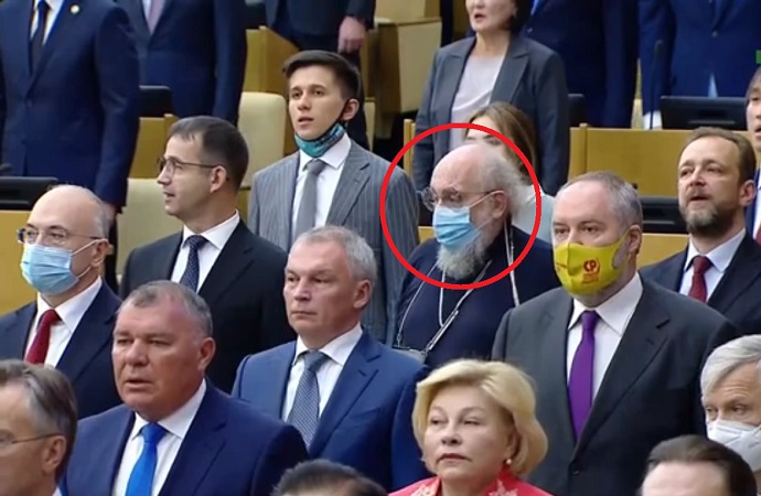 Анатолий Вассерман снял жилетку и потерялся во время исполнения Гимна России в Государственной думе
