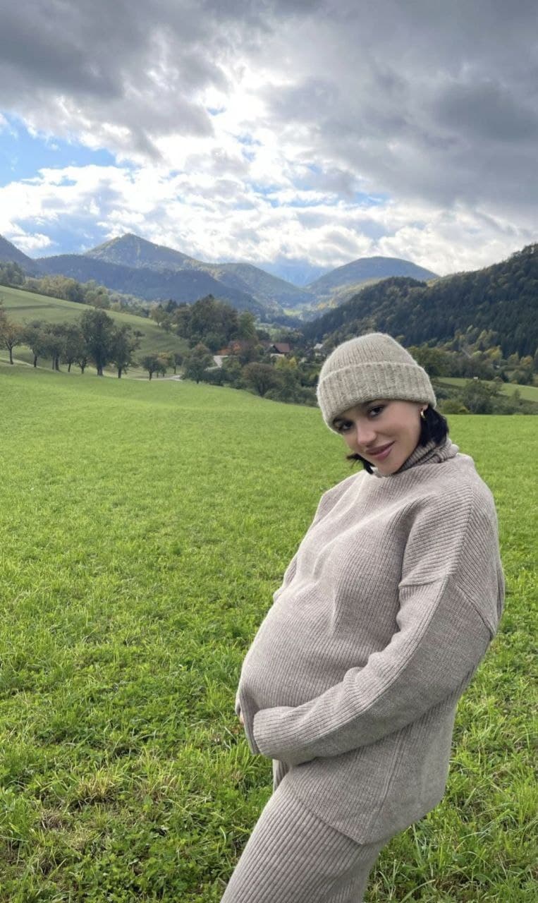 Ольга Серябкина устроила фэшн-фотосессию на последних месяцах беременности в Австрии