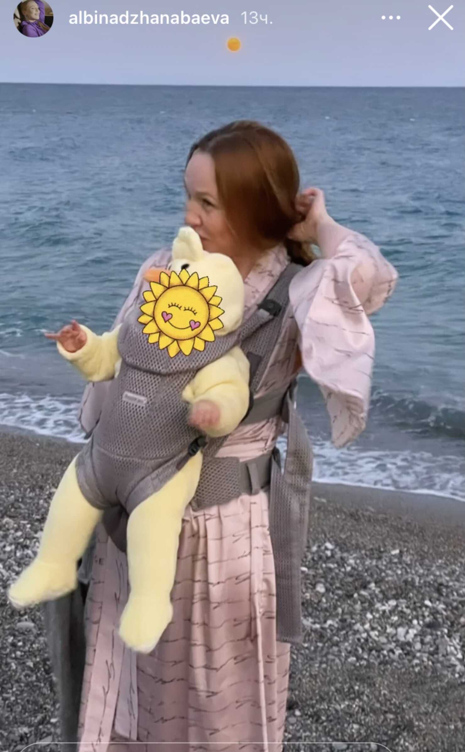 Альбина Джанабаева с 7-месячной дочерью прогулялась по берегу моря