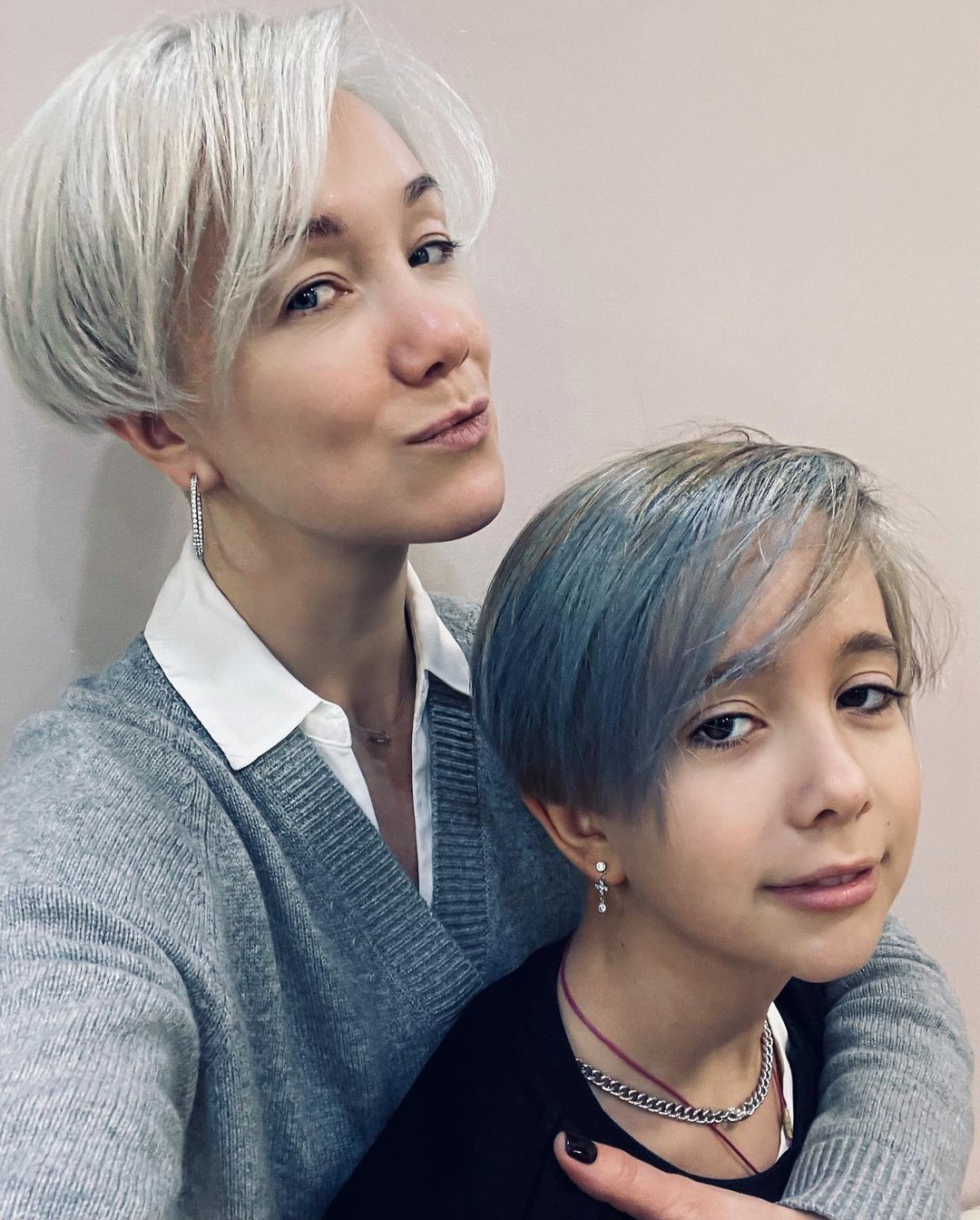 Дарья Мороз разместила фото дочери от Константина Богомолова с новой стрижкой и экстремальным цветом волос