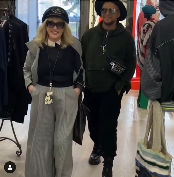 Алла Пугачёва в стильном наряде отправилась по магазинам со своим давним другом