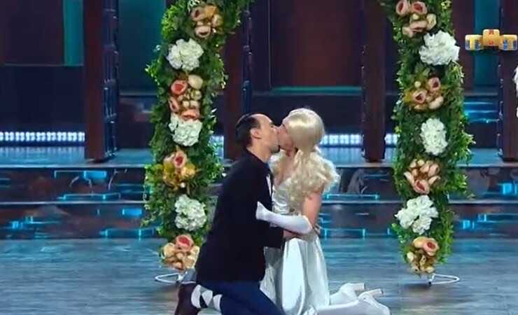 Гарик Мартиросян высказал своё мнение по поводу страстного поцелуя Дениса Дорохова и Александра Панекина