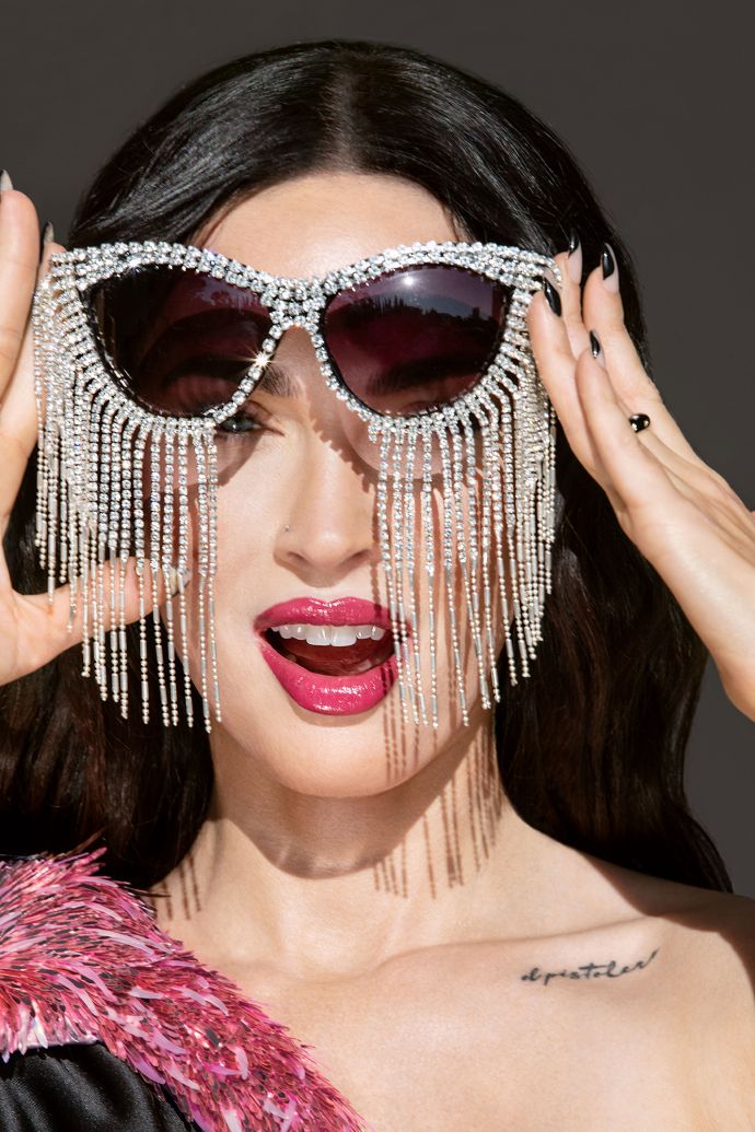 Меган Фокс продемонстрировала на страницах глянца аппетитную фигуру в купальнике