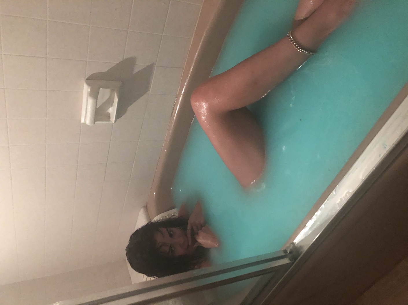 Хакеры слили в Сети фото голой Селены Гомес во время заплыва в ванной.