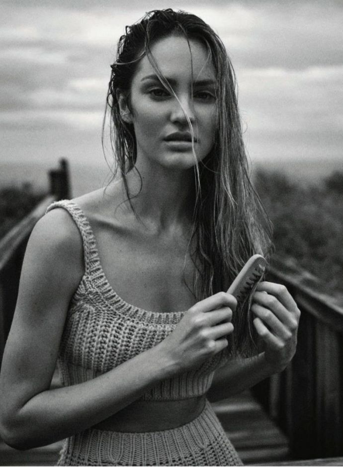 Голенькая Кэндис Свейнпол приняла на улице бодрящий душ Голенькая Кэндис Свейнпол приняла на улице бодрящий душ