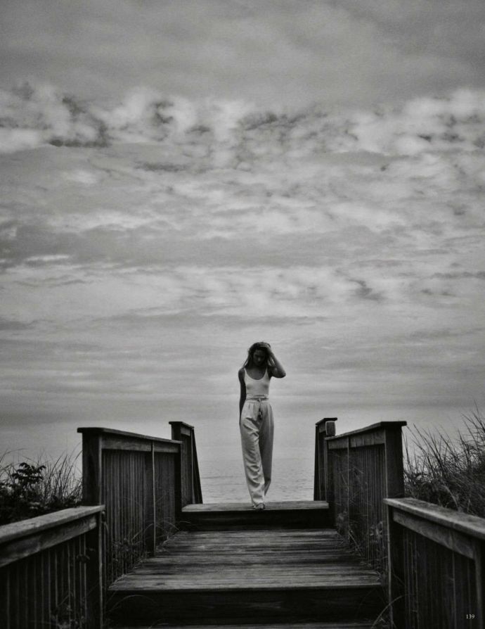 Голенькая Кэндис Свейнпол приняла на улице бодрящий душ Голенькая Кэндис Свейнпол приняла на улице бодрящий душ