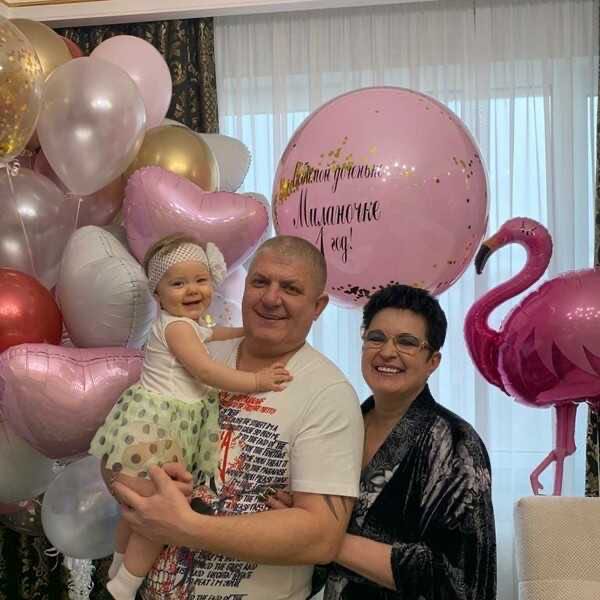 53-летняя Елена Голунова впервые показала лицо годовалой дочери