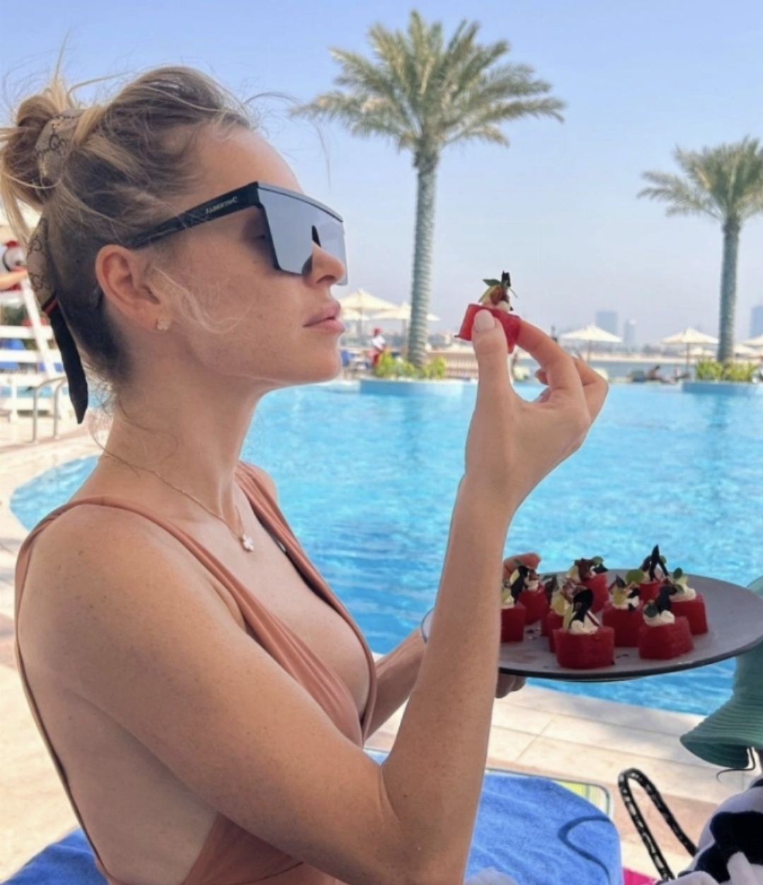 Анна Хилькевич разгуливает по отелю Дубаи в купальнике с эффектом "голой кожи"