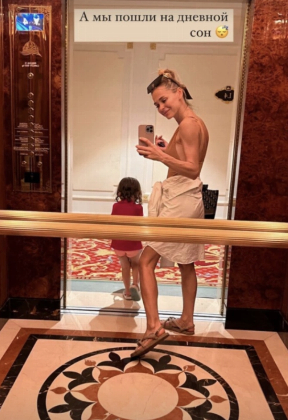 Анна Хилькевич разгуливает по отелю Дубаи в купальнике с эффектом "голой кожи"