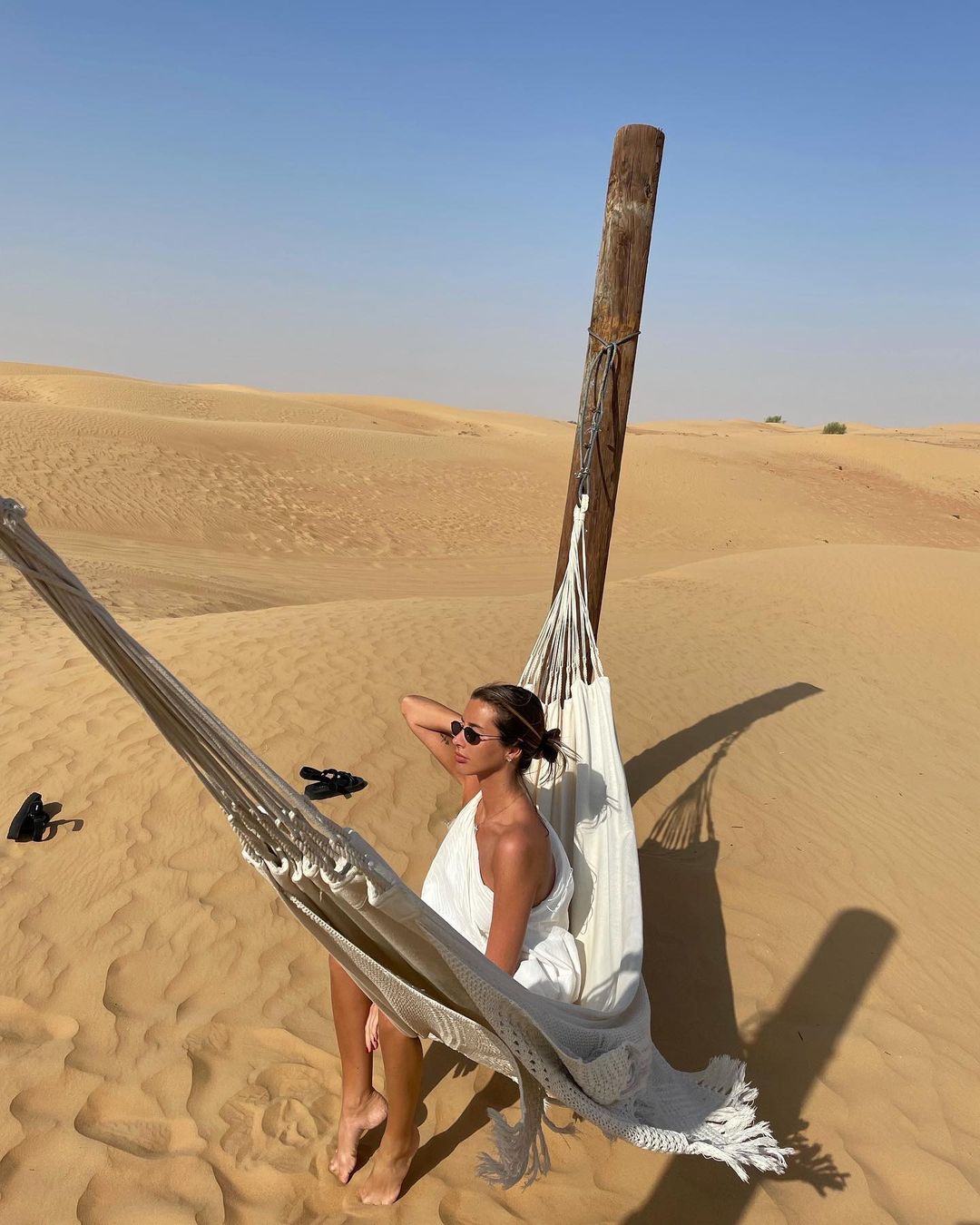 Кети Топурия устроила фотосессию в пустыне, обернувшись в "простыню", и показала снимок с мужем