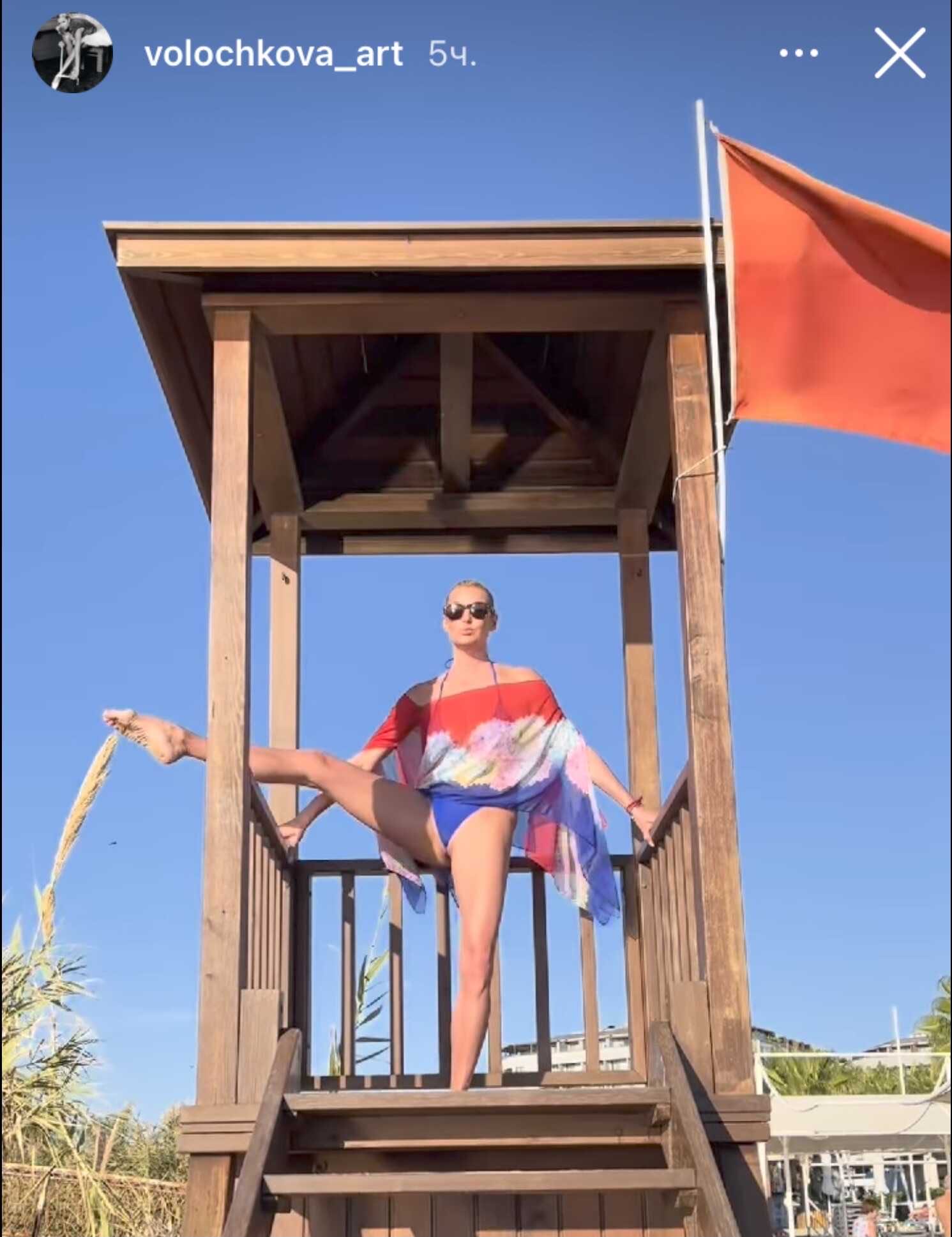 Как следует поддав просекко с утра, Анастасия Волочкова высказалась о видео, на котором ей помогают сесть на шпагат и показала дряблую кожу интимного места