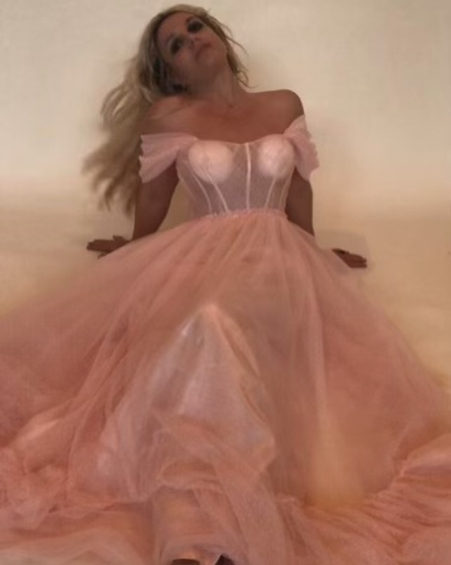 Бритни Спирс раскрыла имя дизайнера, у которого шьет свадебное платье