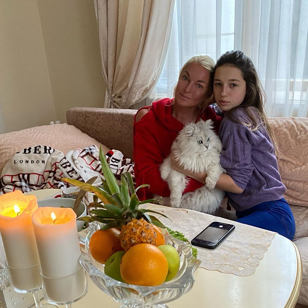 Анастасия Волочкова поведала, что ее дочери очень тяжело жить в одном доме с молодой супругой отца