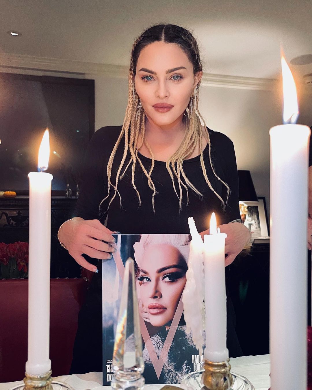 Мадонну обвинили в поддержке домашнего насилия после публикации фото с ножом у горла